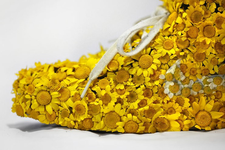 christophe-guinet-crafts-living-NIKE-sneakers-from-flowers-designboom-18